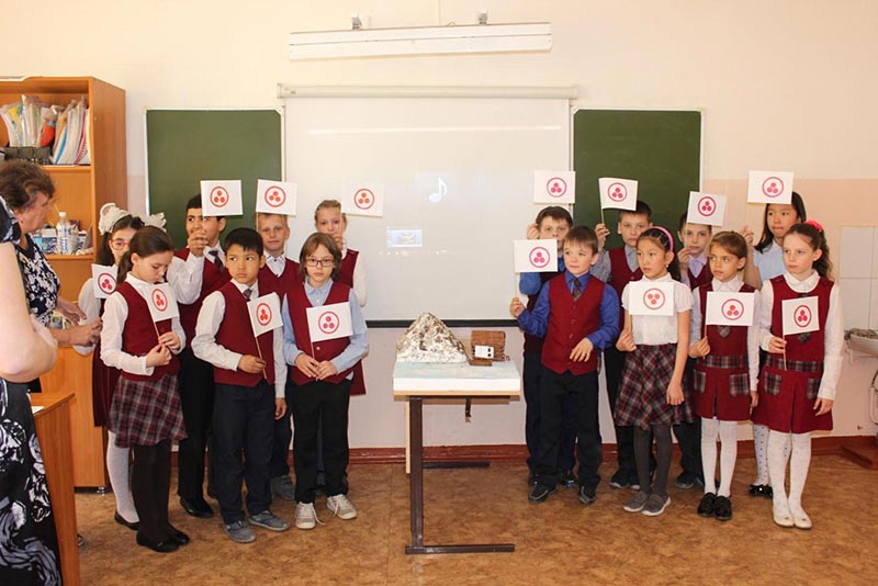 В школе № 42 г. Иркутска в 3-4-х классах учителями начальных классов были проведены классные часы , посвященные дню Культуры