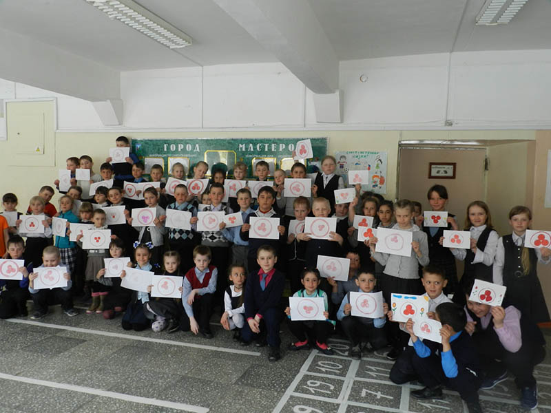 Учащиеся начальной школы рисовали рисунки «Знамя мира» и передали их волонтерам
