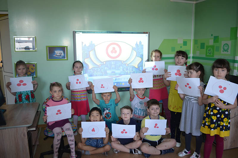 В Детском саду № 213 ОАО «РЖД» воспитателями были проведены занятия с детьми, посвященные сохранению Культуры и Знамени Мира