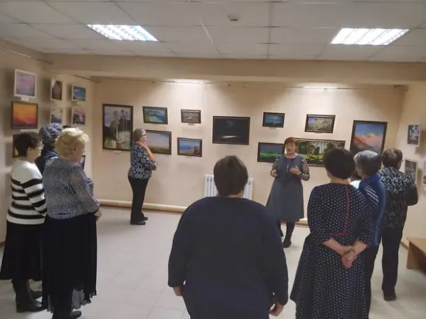 Участники группы «Здоровье» с. Дзержинска посетили картинную галерею 9 ноября 2022 года